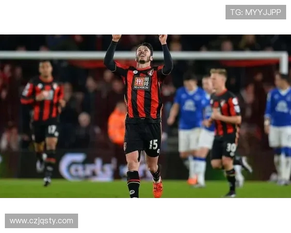 英超再添甜蜜佳话伯恩茅斯铁卫塞内西恋上女足后防新星鲍尔斯